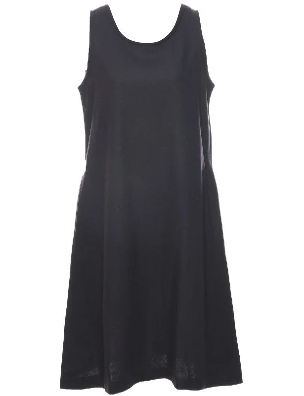 While Supplies Last Sleeveless Shift Dress - M